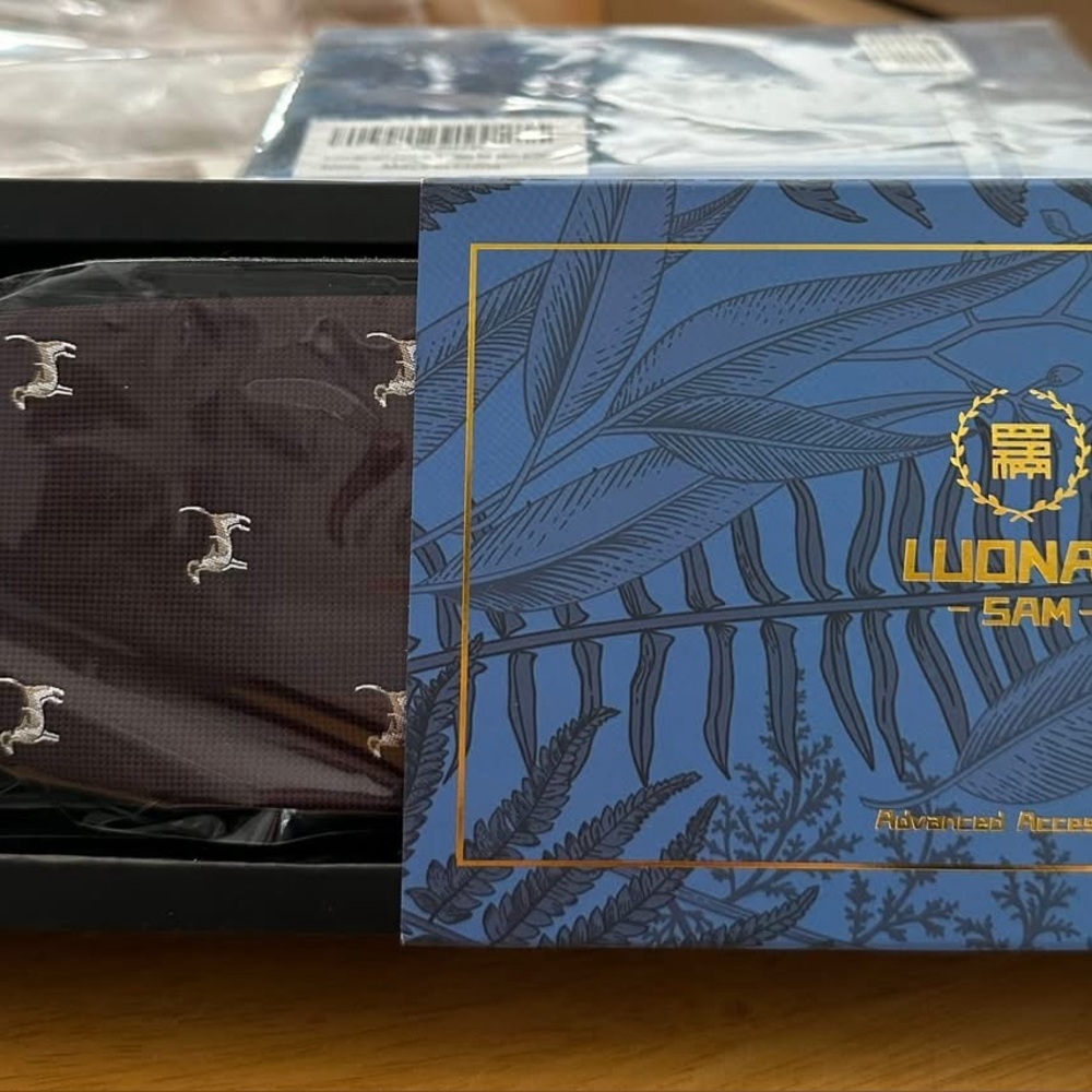 LuonanSam Jacquard Fabric Tie burgundy dogs,
Nicely gift boxed!